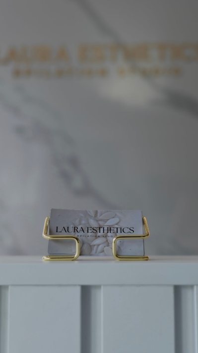 Vizitky Laura Esthetics na recepcii